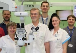 Oči budou v Pardubické nemocnici operovat pod novým mikroskopem