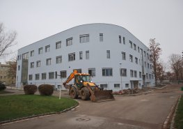 Psychiatrický pavilon už má svou finální venkovní podobu, práce se nyní přesunuly dovnitř