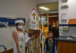 I STONAT SE DÁ S ÚSMĚVEM aneb prosinec 2020 na dětském oddělení