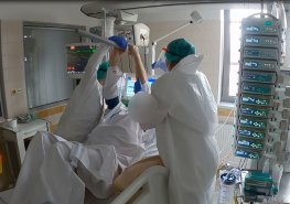 Pandemie ze studentky udělala sanitářku na ARO. Sestry jsou „borky“, co by se rozkrájely, respirátor na bradě ji namíchne