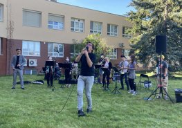 Stačilo jen pár telefonátů a nemocnici rozezněla hudba symfonického orchestru