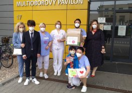 Od darování krve až po svačinky. Nadace Lenky a Romana Šmidberských pomáhá Pardubické nemocnici