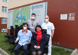 Ke zdravému sezení zdravotníkům z interního oddělení pomohou nové židle