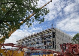 Pod lešením už se skrývá moderní pavilon urgentní péče