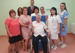 Novomanželský polibek v nemocnici. Chirurgické oddělení Svitavské nemocnice včera ožilo svatbou