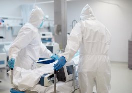 Přes víkend významně vzrostl počet hospitalizovaných pacientů s covidem-19