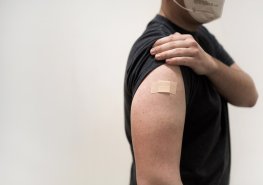 Očkovací místa upravují provoz. V Chrudimské nemocnici již budou přijímat pouze registrované