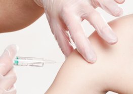 Očkovací kapacity v Chrudimské nemocnici nestačí, v Pardubicích je kapacita zatím dostačující