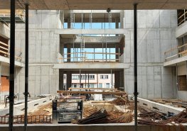 Hrubá stavba pavilonu s urgentním příjmem je před dokončením. Nemocnice chystá tematický cyklus přednášek