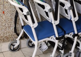 Ambulantním pacientům se sníženou hybností slouží nové vozíky