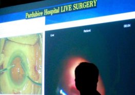 Oční Live Surgery ukázala moderní operativu i oslavila významné osobnosti