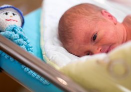 Na novorozená miminka ve Svitavách a Chrudimi čeká dárek v podobě plenek