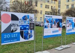 Příběhy a fotografie. V Pardubické nemocnici je k vidění venkovní výstava