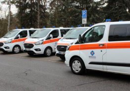 Nemocnice Pardubického kraje má pět nových sanitních vozů pro převozy pacientů