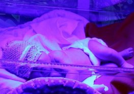 Kapka naděje pomáhá novorozencům v Pardubické nemocnici, darovala přístroje na léčbu žloutenky