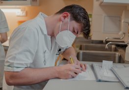 V nemocnicích probíhaly praktické části „zkoušek dospělosti“