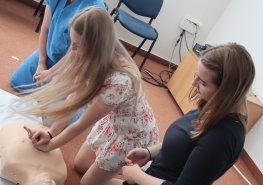 Svitavský Den zdraví lákal i na ochutnávku z operačního sálu. Školáky zaujala resuscitace