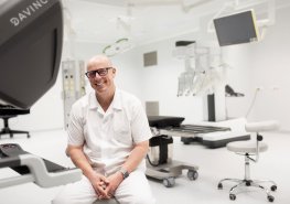 Chirurgický robot je technika světové úrovně, říká přednosta Lukáš Sákra.