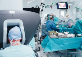 S chirurgickým robotem už se operuje
