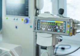 Nadace Anežka darovala Pardubické nemocnici monitor pro nedonošená miminka