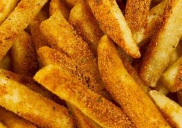 Smažák s hranolky do jídelníčku ve vedrech nepatří, způsobují únavu a ztrátu pozornosti