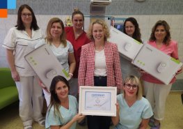 Chrudimská porodnice slavnostně převzala vítěznou výhru: nové monitory dechu