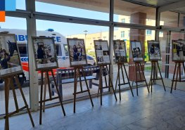 Chrudimská nemocnice hostí výstavu, která pomáhá