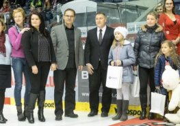 Výherci soutěže Děti malují dětem si převzali ceny při hokejovém utkání