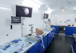 Pardubičtí lékaři budou nacvičovat artroskopické operace v „kamionu“