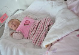 Prvním novoročním dítětem je holčička Ema v orlickoústecké porodnici