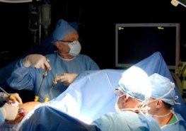 Chirurgové Pardubické nemocnice prezentovali nový typ operace nádoru konečníku