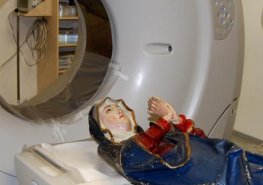 Starou dámu zkoumal počítačový tomograf. V Pardubické nemocnici poprvé snímali sochu