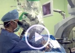 Lékaři ORL kliniky operovali prasklý ušní bubínek před televizními kamerami