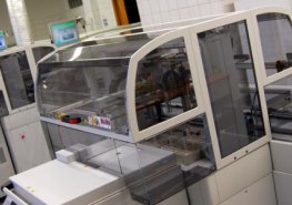 Moderní systém výrazně urychlí analýzu krve v biochemické laboratoři