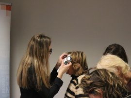 Lékařky z kožního oddělení Pardubické nemocnice kontrolovaly zájemcům znaménka hned po přednášce