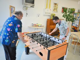 Emeritní primář Luděk Ryba a jeho nástupce Pavel Rozsíval spolu hrají fotbálek.