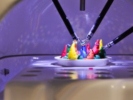 Ukázka práce robotických ramen, jak dokáží zručně pracovat na malém prostoru.