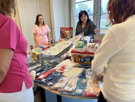 Předání daru od spolu Floriánek Dlouhoňovice