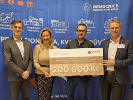 Předání šeku na realizaci rodinného pokoje