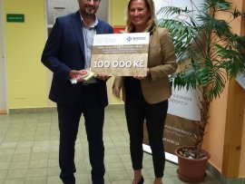 Předání šeku na nákup izolátoru