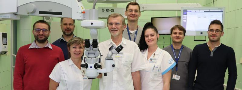 Oči budou v Pardubické nemocnici operovat pod novým mikroskopem
