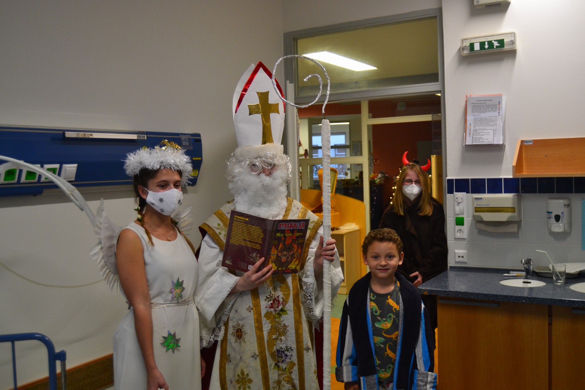 I STONAT SE DÁ S ÚSMĚVEM aneb prosinec 2020 na dětském oddělení