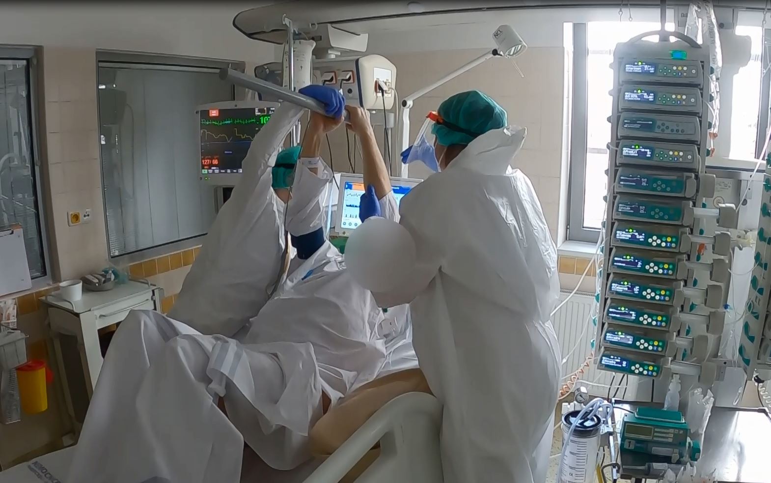 Pandemie ze studentky udělala sanitářku na ARO. Sestry jsou „borky“, co by se rozkrájely, respirátor na bradě ji namíchne