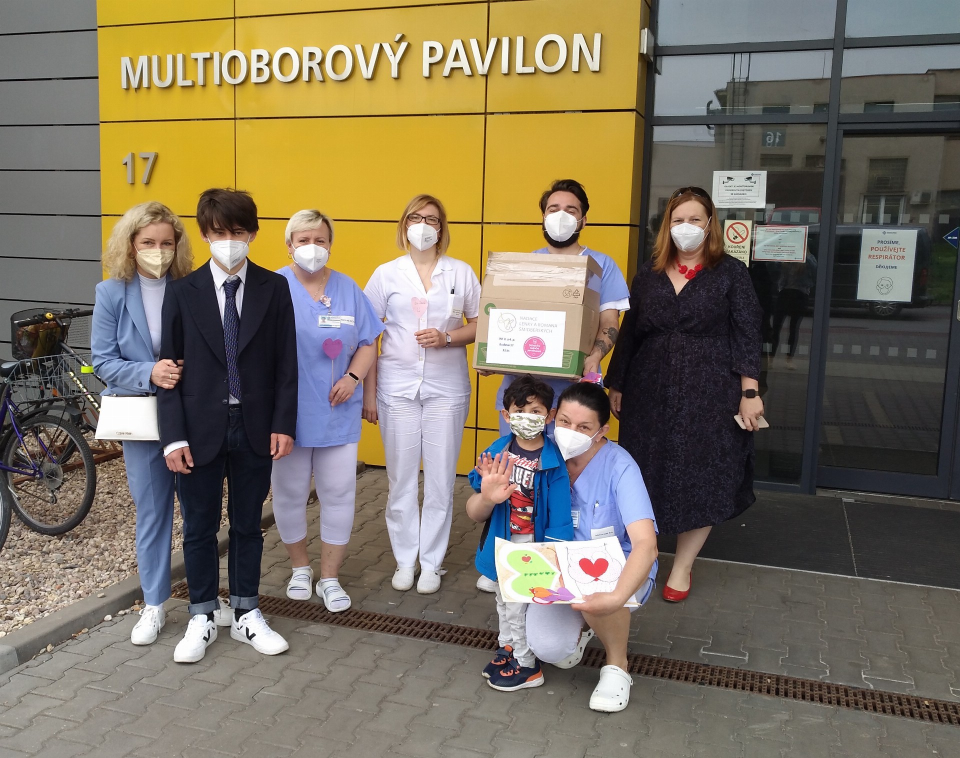 Od darování krve až po svačinky. Nadace Lenky a Romana Šmidberských pomáhá Pardubické nemocnici