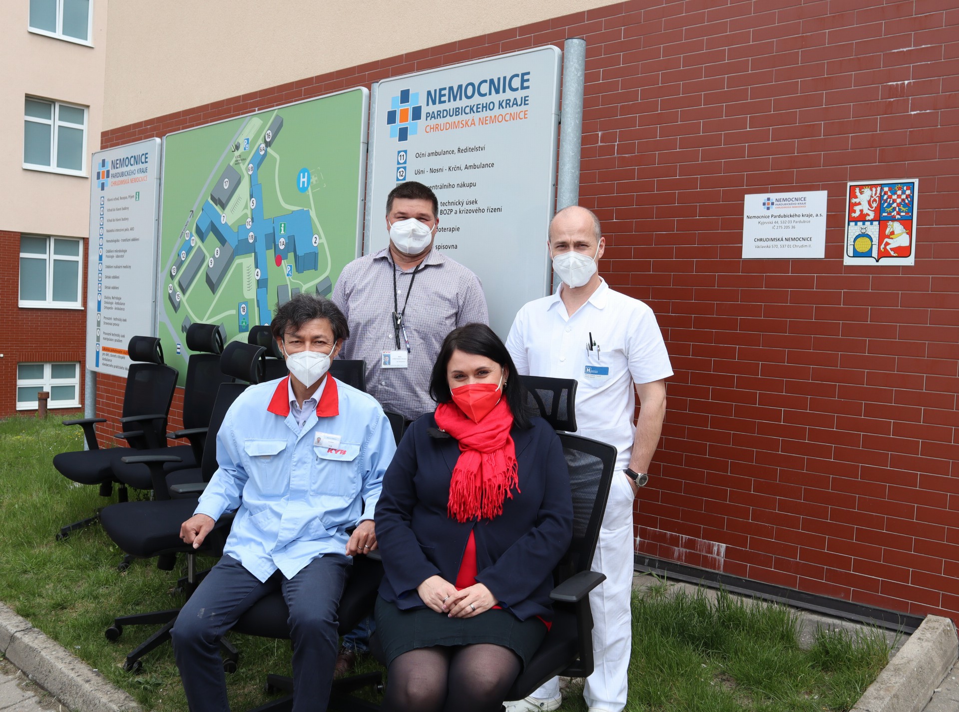 Ke zdravému sezení zdravotníkům z interního oddělení pomohou nové židle