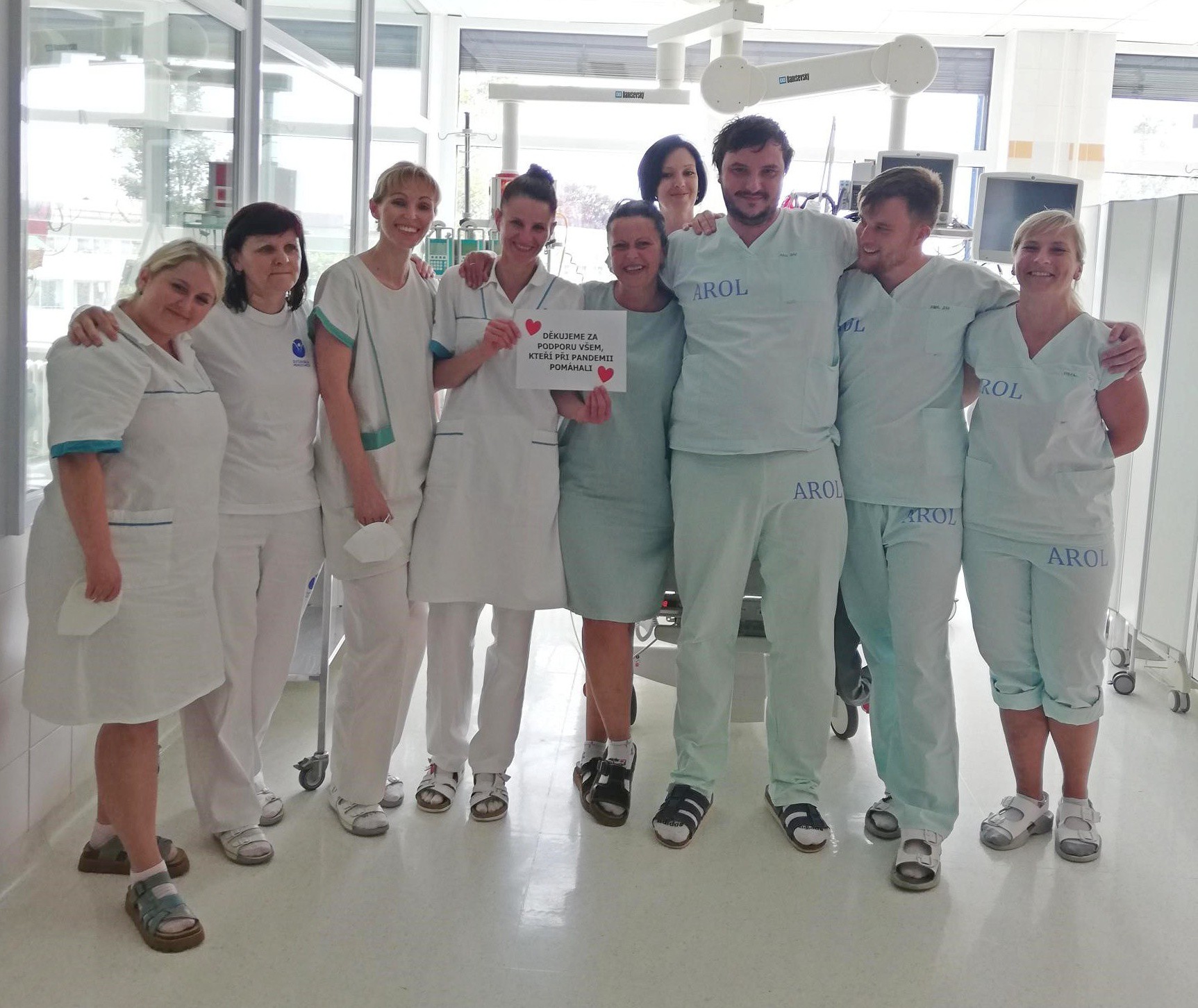 „Jsme s vámi, buďte i nadále s námi.“ Zdravotníci děkují za podporu všem, kteří při pandemii pomáhali