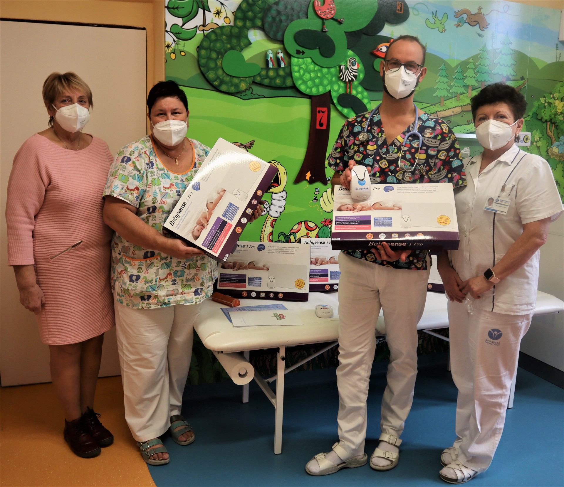 Novorozenecké oddělení ve Svitavách má 10 nových monitorů dechu