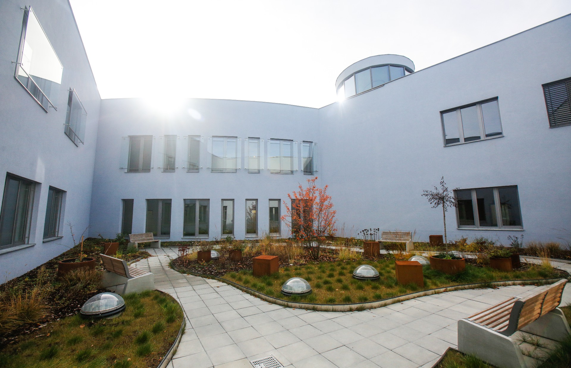 Na psychiatrii Pardubické nemocnice nově léčí také světlem. „Cílem je zlepšit psychickou kondici pacientů,“ říká primář