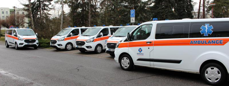 Nemocnice Pardubického kraje má pět nových sanitních vozů pro převozy pacientů