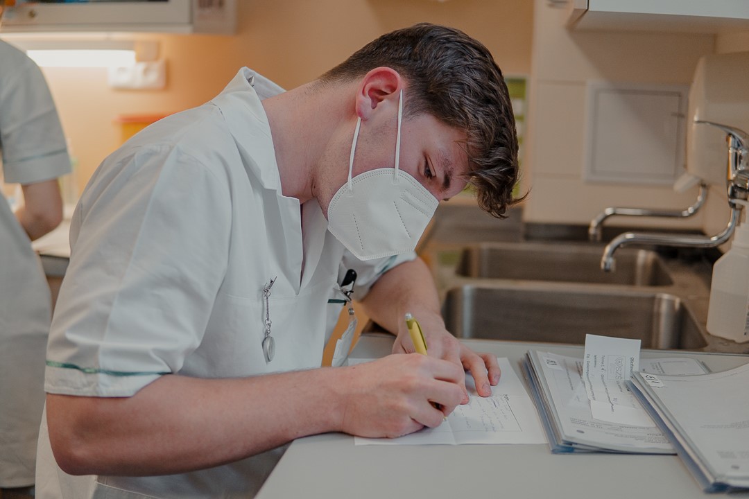 V nemocnicích probíhaly praktické části „zkoušek dospělosti“